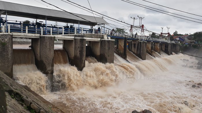 Perlahan Banjir Bendung Katulampa Bogor Semakin Surut